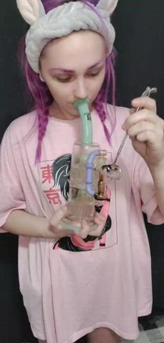 cum smoke and play with me daddy 😈 link in the comments