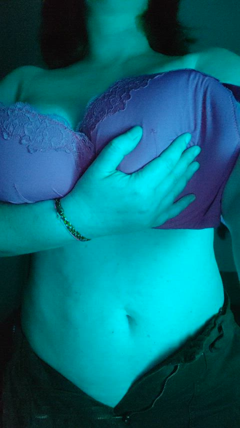 it's a pretty huge titty drop 🚨💦 do u mind?
