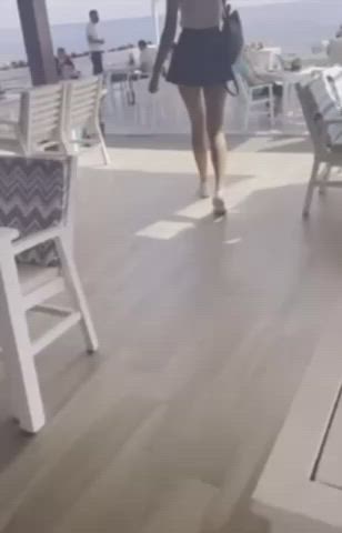 Do u want to come to the restaurant with me ?