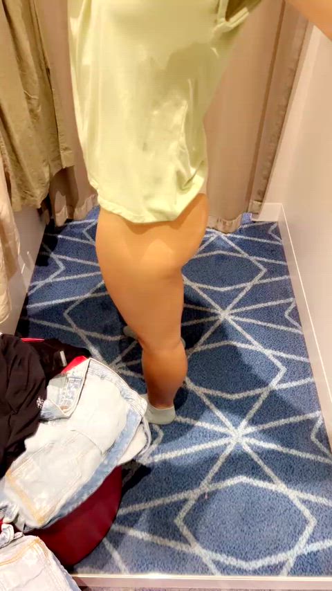 Reflected in the mirror is the gorgeous silhouette of an Australian blonde