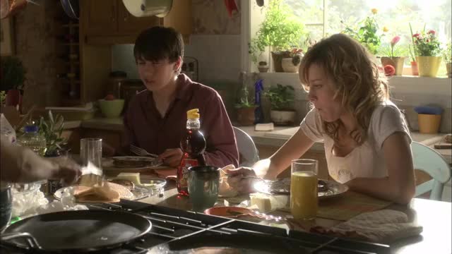 Brie Larson - United States of Tara S2E5 (2010) - at breakfast in t-shirt at times