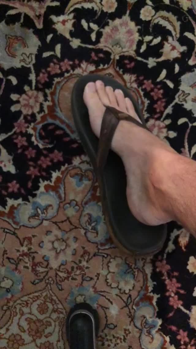 I like wearing flip flops