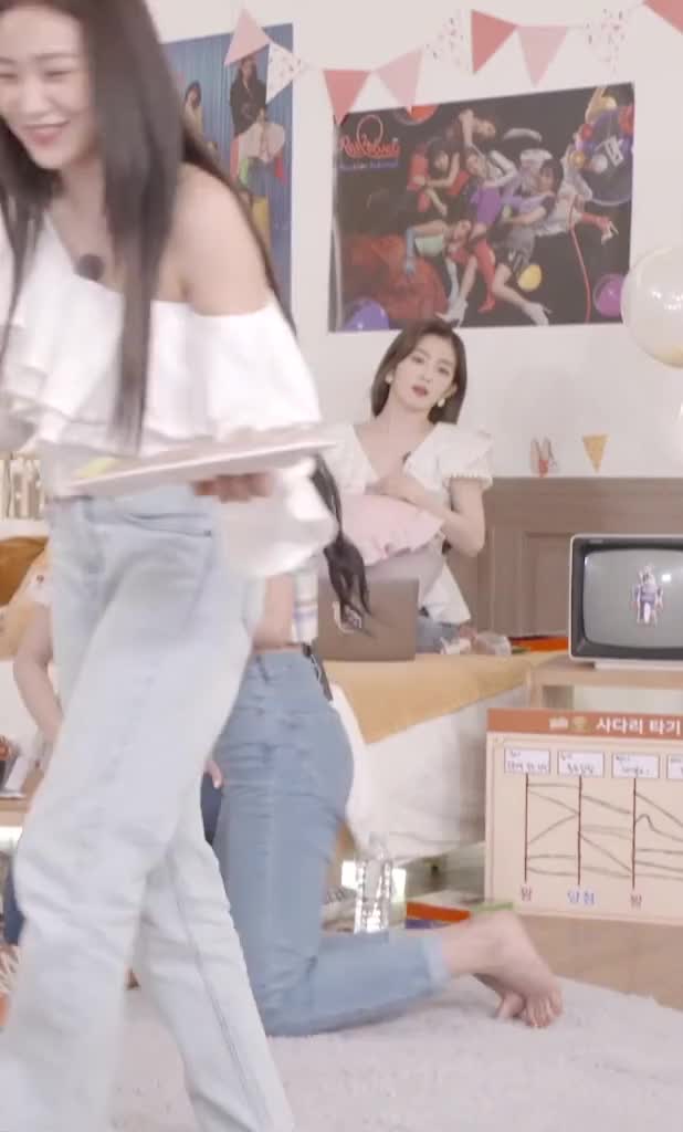 Red Velvet Seulgi feet VLIVE