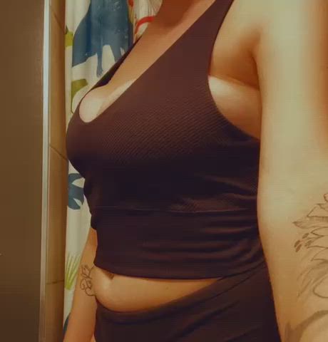 Titty drop and bouncing 😏