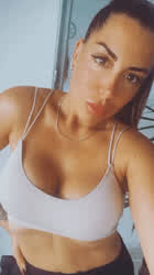 Some upvotes for this cute Latina?