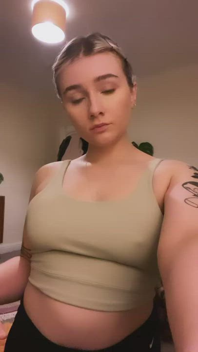 All sweaty after the gym - who wants to come clean me up ? 😛❣️