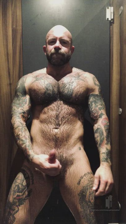 Muscle Daddy Cumming