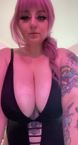 It’s a perfect day to walk around with my tits out 😏