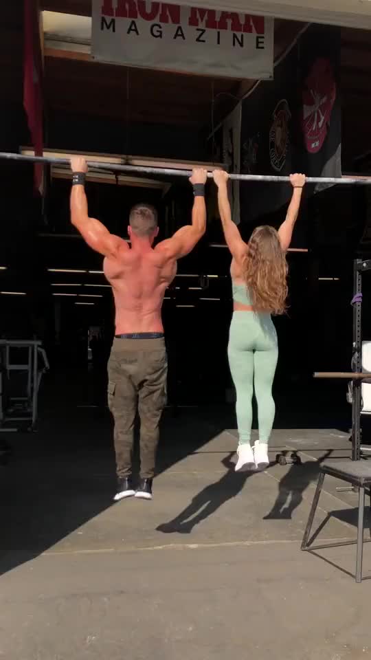 Partner pull-ups ?? Tag your workout buddy ? #fitness #pullups #gym