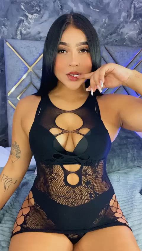 [abby-miller] Sexy Latina dances and wait for her bed a fucked 😈 [oc]
