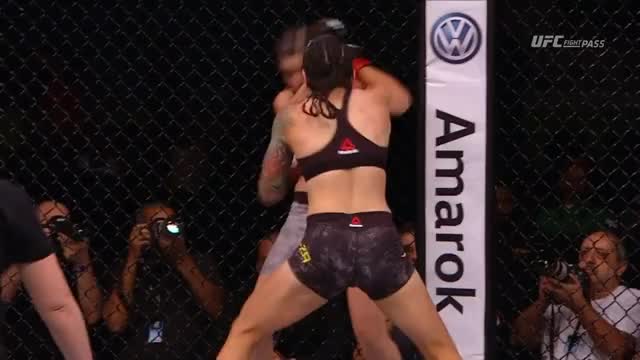 Alex Chambers vs. Livia Renata Souza, nice way to start the nice, Livia just dominated