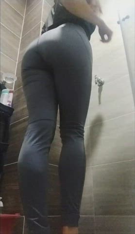Camgirl Exarchopoulos_ pees in her yoga pants