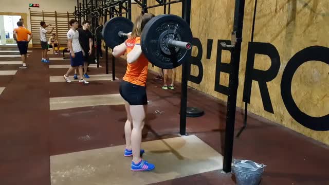 Suzanne Schulting squat