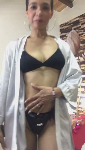 Do you want this Latina milf to be your teacher?