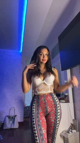 Mis amigos dicen que mi único talento es mover mi 🍑, que creen ustedes?