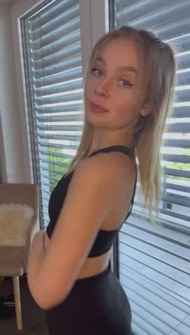 [Onlyfans][Sophiemorgan]Do I look slutty girl in this outfit at the gym?