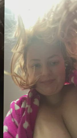 Would you like to be woken up by W milky milf like this? 🥰