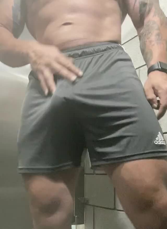 New profile, new g string, same hard dick poorly hidden in the gym