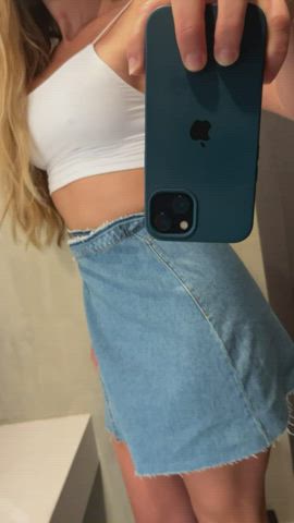 Big perky ass under the skirt