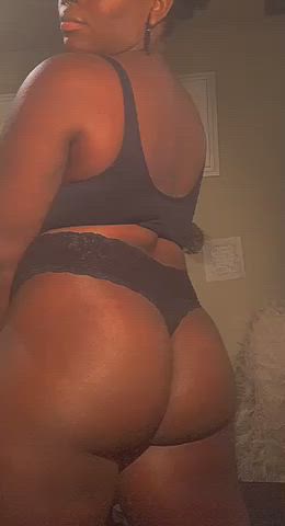who wants to let me use their face as my throne?👸🏿