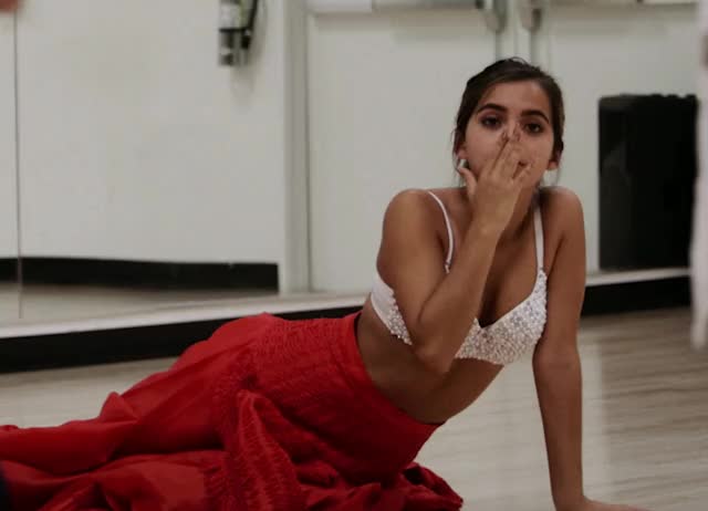 Isabel Merced - PAPI (Behind The Scenes) (2160p 24fps VP9 LQ-128kbit AAC26)
