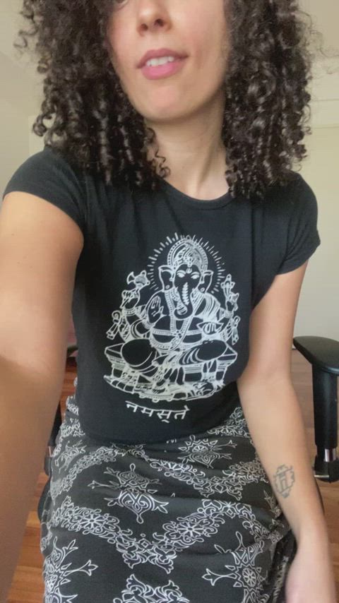 I'm a Smiling brunette showing her pussy to the world