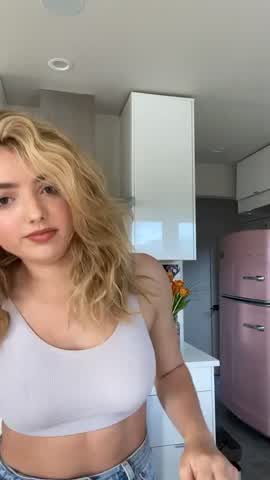 Peyton List pokies