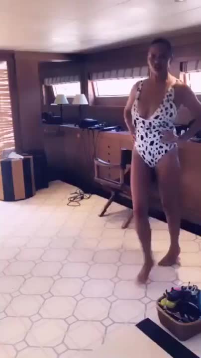 Chrissy Teigen gif
