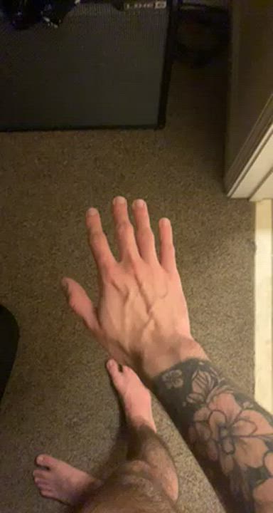 Hope you like veiny hands 😘