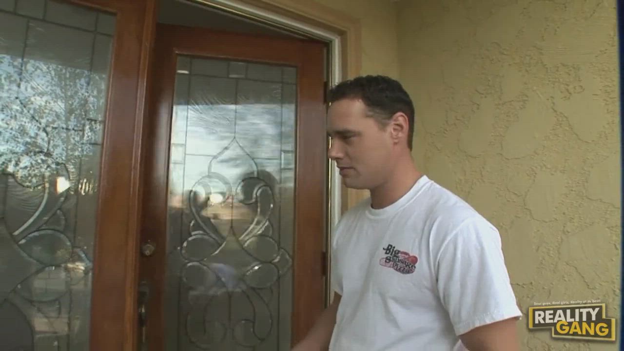 Jessica Lynn fucks the pizza delivery guy