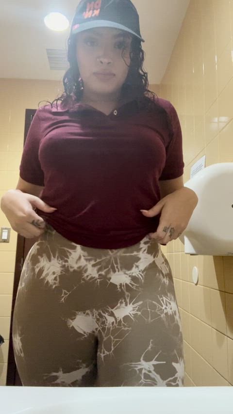 Forgot to do laundry so i wore leggings while serving coffee 😳 Got in trouble