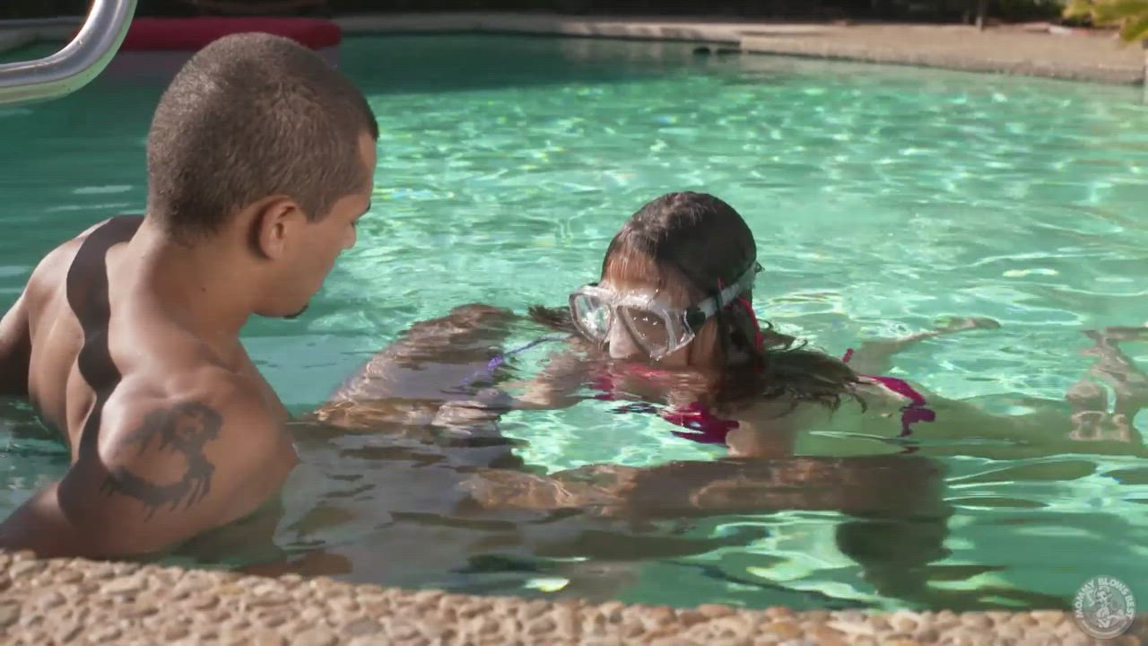 Elektra Rose blows him in the pool
