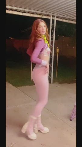 Daphne practically begging you for it 💜👩🏻‍🦰