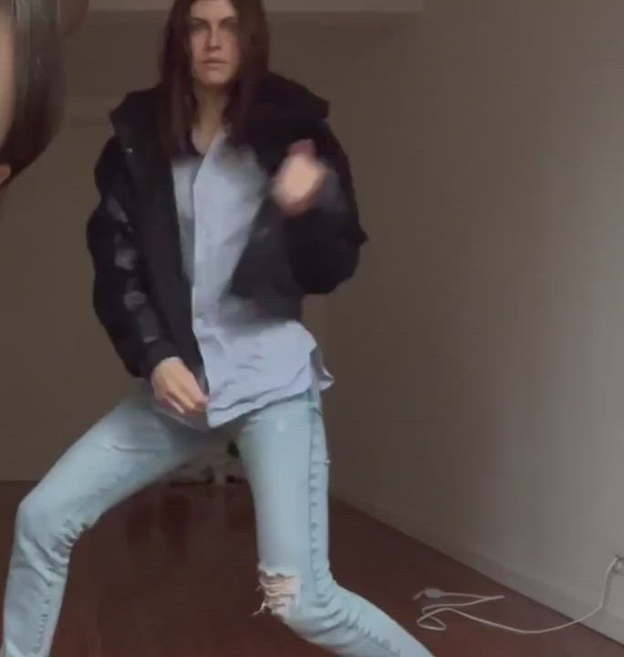 Alexandra Daddario Busty Celebrity gif