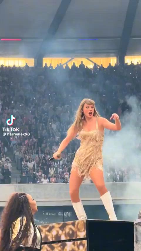 Taylor Swift  bedroom moves