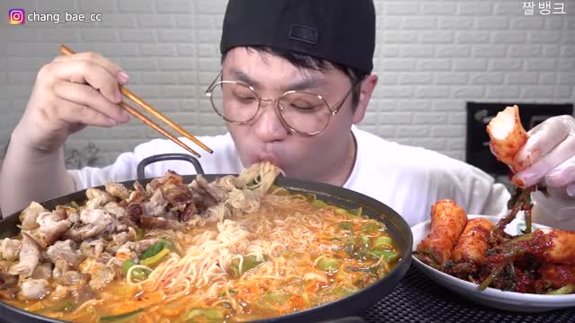 창배_얼큰 고기 국수 대패삼겹살 피쳐링 먹방-3