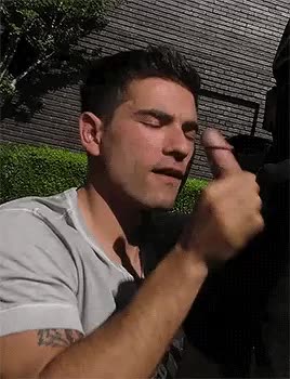 A quick oral job in the garden ...