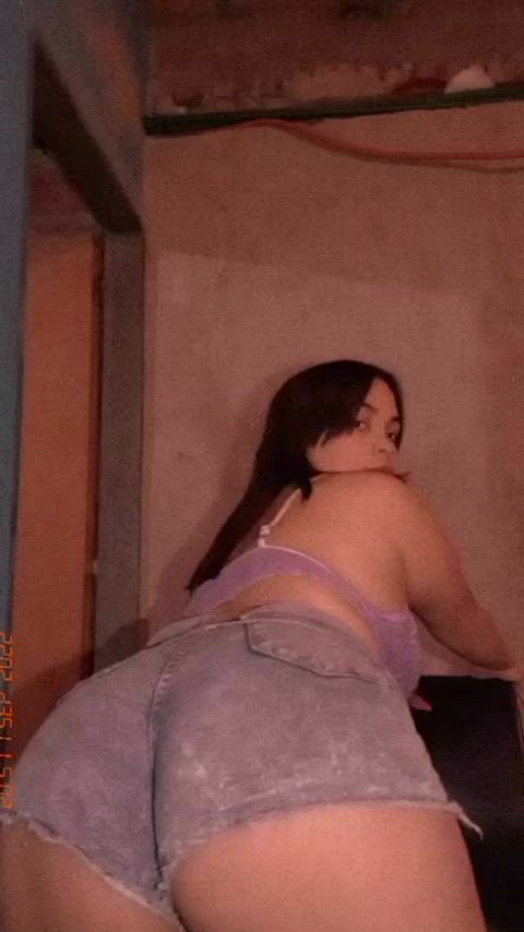 Booty twerk in shorts
