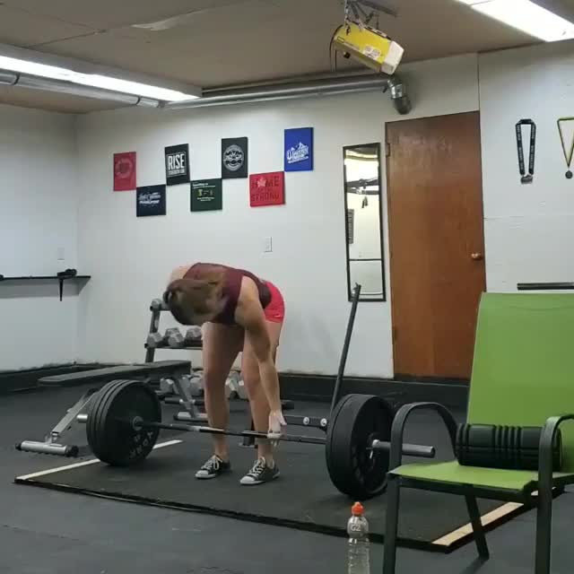 Jessica Buettner deadlifts 405lbs 14 times