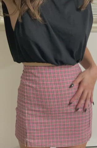 No panties under my skirt 😏😈
