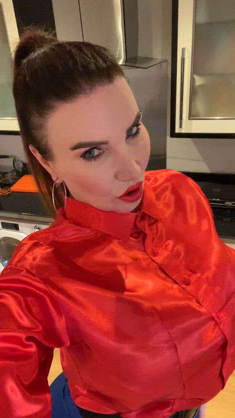 What do you think of the blue and red satin combination ?