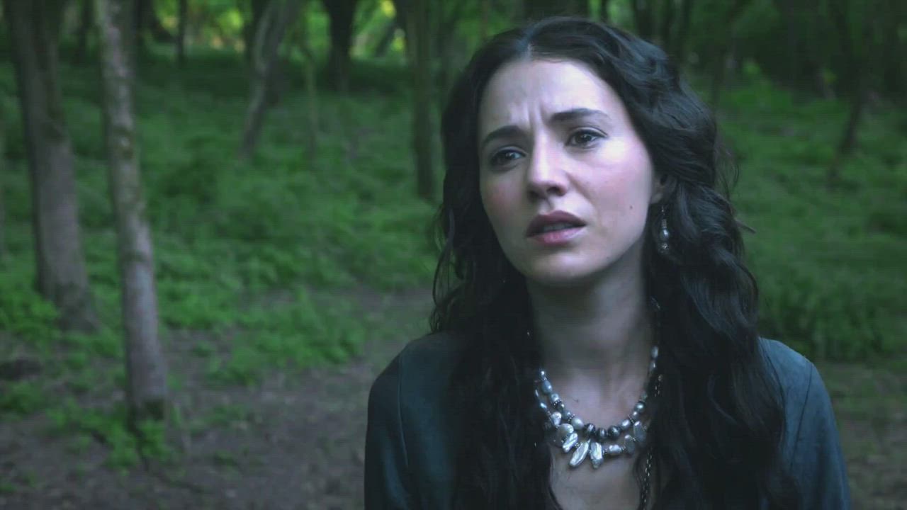 Charlotte Murphy ass jiggles in The last kingdom