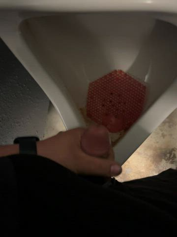 Cumming at the uninal