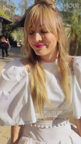 Cleavage Kaley Cuoco Legs gif