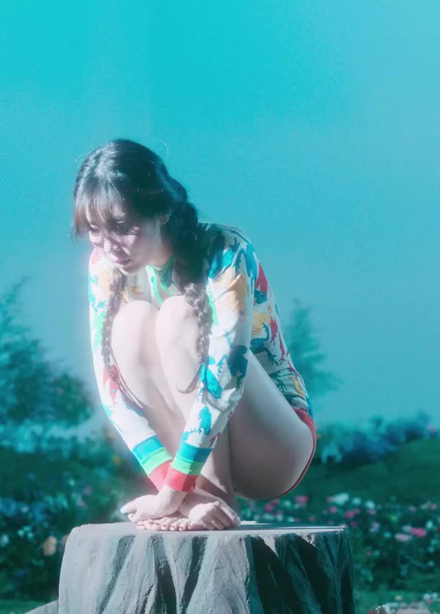 Hyuna - FLOWER SHOWER 8
