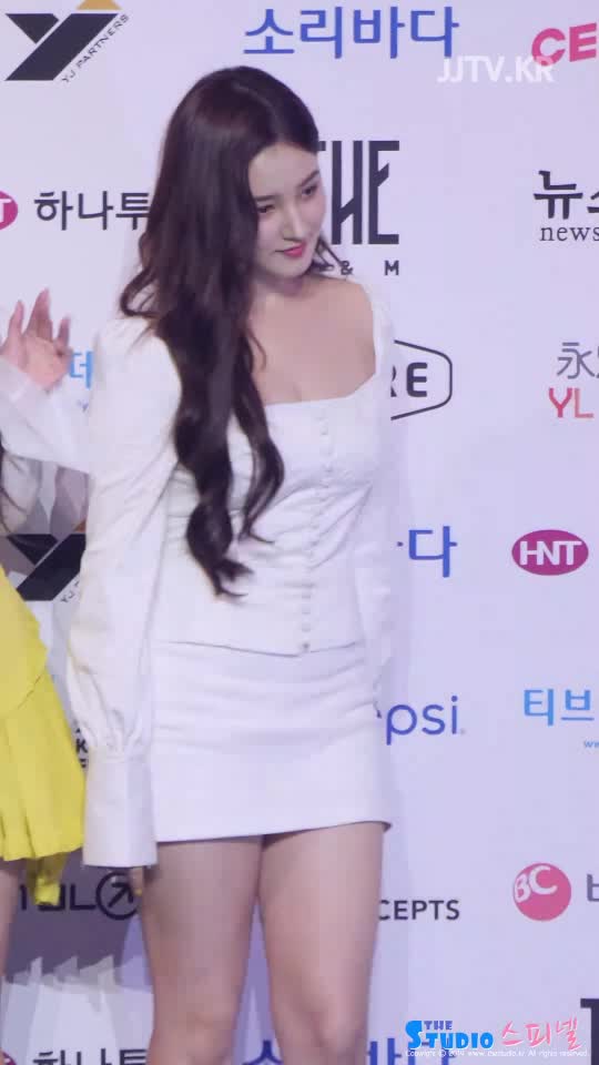 모모랜드 MOMOLAND 낸시 NANCY 블루카펫 Bule Carpet 짤티비 - JJTV.KR