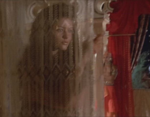 Catharine Zeta Jones in 1001 nuts