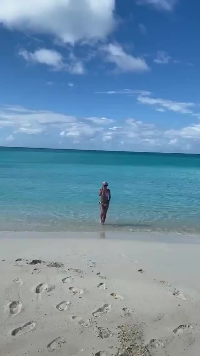 Elsa fucks old men Jean - Beach blowjob anyone????