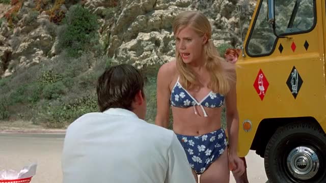 Amy Adams plot in Psycho Beach