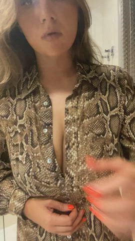 Hi to the same 4 guys who see me stripping half naked 🥰